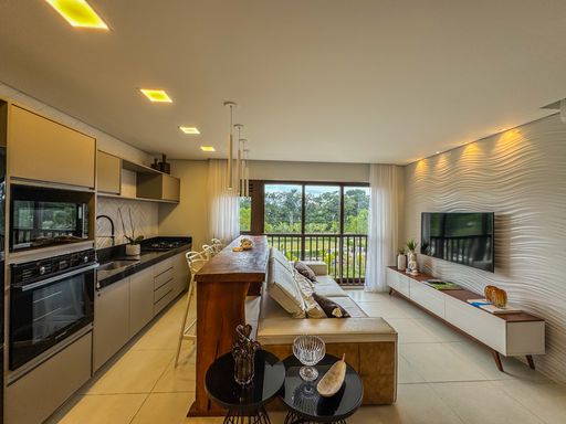 Cozinha Americana e Corredor

Perspectiva de cozinha compacta planejada com balcão amadeirado.

Cozinha planejada compacta no estilo americano integrada aos ambientes sociais. Apresenta armários suspensos com acabamento amadeirado claro e uma bancada de granito escuro. Divisórias verticais de madeira ripada delimitam sutilmente o espaço com o corredor contíguo. A iluminação de teto técnica valoriza a marcenaria, transmitindo uma atmosfera moderna, limpa e funcional para apartamentos urbanos.