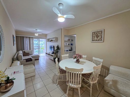 Sala de jantar e estar integrada

Ambiente de sala integrada com mesa de jantar branca redonda e sofá claro ao fundo.

Este amplo living de conceito aberto combina áreas de jantar e estar com elegância e funcionalidade. A sala de jantar apresenta uma mesa redonda branca cercada por cadeiras de madeira em estilo clássico, enquanto a área de estar conta com um sofá modular bege e painel de TV minimalista. O piso cerâmico em tons neutros percorre todo o espaço, refletindo a iluminação suave proveniente dos ventiladores de teto. O ambiente transmite uma estética acolhedora e arejada, ideal para o convívio familiar, com uma sensação térmica agradável proporcionada pela ventilação cruzada.