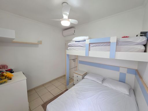 Quarto planejado para crianças

Dormitório com camas paralelas em beliche e detalhe de painel azul.

O quarto exibe um layout funcional com camas em beliche dispostas contra a parede, que possui um detalhe em marcenaria azul e branca. O enxoval em tons neutros harmoniza com o mobiliário planejado, enquanto o piso cerâmico claro mantém a sensação térmica refrescante. A janela ampla permite a entrada de luz e ventilação, essencial para um ambiente de dormir saudável. A estética é limpa e moderna, focada no aproveitamento inteligente de cada metro quadrado.