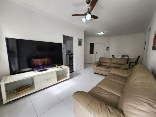 Sala de estar com TV

Sala de estar iluminada com sofá de couro bege e televisão grande ligada sobre rack branco.

Sala de estar contemporânea e arejada com piso cerâmico em tom branco brilhante, trazendo uma sensação térmica de frescor ao ambiente. O espaço conta com um amplo sofá de couro em tom bege/marfim disposto em formato de L, proporcionando conforto e sofisticação. À frente, um rack de TV moderno na cor branca apoia uma televisão de tela grande ligada, ideal para momentos de lazer. O teto possui um ventilador de teto com luminárias integradas, garantindo boa circulação de ar. As paredes brancas ampliam a iluminação natural do apartamento, criando uma estética limpa, minimalista e convidativa.