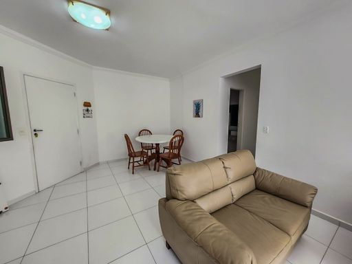 Sala de jantar e estar

Sala de jantar integrada com mesa redonda de madeira e sofá bege em primeiro plano.

Ambiente integrado e funcional combinando sala de estar e sala de jantar com pintura clean em tons claros. No centro, destaca-se um conjunto de mesa redonda de madeira escura acompanhada por quatro cadeiras combinando, ideal para refeições em família. O piso de porcelanato branco reflete a iluminação do plafon de teto com acabamento verde claro, conferindo claridade e sensação de amplitude ao espaço. Em primeiro plano, avista-se a lateral de um sofá estofado de couro bege aconchegante, delimitando a transição harmônica entre as áreas de convivência do imóvel.