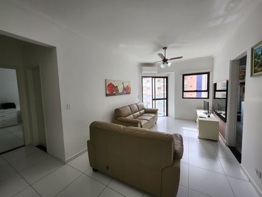 Sala de estar com varanda

Sofás de couro bege em sala iluminada voltada para janela de vidro.

Sala de estar aconchegante projetada para o máximo aproveitamento da luz natural vinda da grande janela de vidro ao fundo, que exibe uma vista urbana. O ambiente é composto por dois sofás de couro legítimo na cor bege texturizada, posicionados estrategicamente de frente para o móvel planejado da TV. O piso frio em cerâmica clara reforça o aspecto higiênico e fresco do apartamento, ideal para climas quentes. Detalhes como um quadro decorativo colorido na parede branca e o aparelho de ar-condicionado instalado acima da janela completam a decoração residencial prática e confortável.