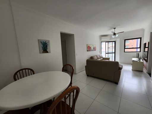 Mesa de jantar e sala

Mesa de jantar em primeiro plano com vista para sala de estar ao fundo.

Espaço residencial integrado focado na área de jantar, apresentando em primeiro plano uma mesa redonda branca com cadeiras de madeira de design clássico. O olhar é direcionado para o fundo do cômodo, onde se encontra a sala de estar equipada com sofás de couro claro e uma ampla janela que banha todo o apartamento com luz natural abundante. Uma pequena pintura abstrata com moldura escura adorna a parede lateral branca, adicionando um toque sutil de cor a este ambiente minimalista, clean e termicamente agradável devido ao revestimento de piso frio.