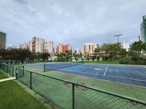 Quadra de tênis do condomínio

Quadra de tênis azul cercada por tela de proteção com prédios ao fundo.

Área de lazer externa de um condomínio residencial destacando uma quadra de tênis com piso pintado em tom azul-escuro e marcações brancas oficiais. A quadra é totalmente cercada por uma estrutura de alambrado verde com tela metálica para segurança. Ao redor da área esportiva, há um gramado verde bem cuidado e árvores ornamentais que refrescam o ambiente externo. Ao fundo, sob um céu parcialmente nublado, avista-se a arquitetura de edifícios residenciais em tons pastéis e terracota, evidenciando a excelente infraestrutura de lazer e esporte oferecida pelo condomínio.