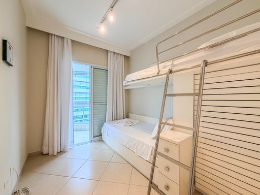 Quarto de hóspedes com beliche

Quarto com cama de solteiro e beliche sob medida em marcenaria clara.

Quarto de hóspedes ou infantil planejado para otimização de espaço e conforto. Apresenta uma cama de solteiro com gavetões inferiores na base e um beliche superior estruturado sob medida em marcenaria de madeira clara e painel ripado lateral. Uma escada metálica fixa de inox e guarda-corpo garantem acesso seguro à cama superior. As paredes recebem pintura em tom bege suave, harmonizando com as cortinas longas de tecido fluido branco que cobrem a porta-balcão de alumínio com acesso à varanda. A iluminação de teto com spots direcionáveis cria um clima acolhedor, jovial e funcional.