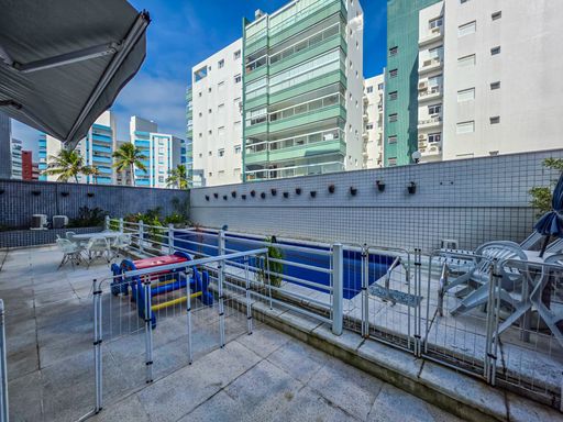 Piscina privativa na cobertura

Piscina retangular cercada por grade de proteção em terraço.

Área de lazer externa com piscina de azulejos azuis integrada ao terraço da cobertura. O espaço é totalmente protegido por uma cerca de segurança metálica com portão, ideal para famílias com crianças. O piso ao redor é de pedra clara e há espreguiçadeiras dispostas para banho de sol. A parede de fundo exibe revestimento pastilhado escuro com arandelas de iluminação externa, e a vista superior revela os andares elevados de prédios residenciais sob um céu limpo.