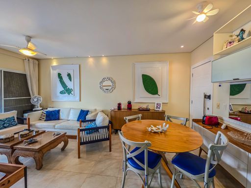 Cozinha americana e jantar

Cozinha planejada com geladeira preta e mesa de jantar.

Uma cozinha americana moderna e funcional integrada à área de jantar. O destaque fica para a geladeira preta de acabamento espelhado, contrastando com os armários planejados aéreos brancos e a bancada de madeira clara estilo balcão. Utensílios de cozinha vermelhos decoram as prateleiras superiores abertas. Ao lado, a mesa de jantar redonda com cadeiras brancas e estofado azul complementa o espaço. Uma porta de entrada branca e a iluminação embutida garantem um visual limpo, organizado e contemporâneo.