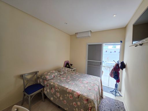 Quarto iluminado com acesso externo

Cama de casal com colcha floral posicionada próxima a porta de correr de vidro.

Um quarto aconchegante com piso cerâmico claro e paredes pintadas em tom suave de amarelo-creme. O mobiliário inclui uma cama de casal vestida com enxoval de estampa floral e uma cadeira de madeira com assento azul disposta ao lado. Uma grande porta de correr de vidro com esquadria branca se abre para o terraço externo, inundando o ambiente com luz natural. Um aparelho de ar-condicionado split instalado no alto garante o conforto térmico, complementado por um mancebo de chão para pendurar pertences e roupas.