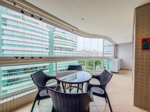 Mesa de jantar externa na varanda

Conjunto de jantar na varanda com fechamento de vidro e vista urbana ao fundo.

Detalhe da área de refeições da varanda fechada com painéis de vidro corrediços, proporcionando segurança e conforto acústico e térmico. O conjunto de mesa redonda com tampo de vidro temperado e cadeiras de fibra trançada na cor chocolate se destaca contra o piso claro e limpo. O parapeito metálico com vidro garante total visibilidade da arquitetura dos edifícios vizinhos e da vegetação urbana. O teto de gesso possui luminárias embutidas e trilhos de movimentação dos vidros, conferindo um design limpo, moderno e muito bem aproveitado.