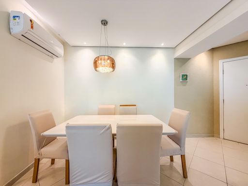 Sala de jantar clean com ar-condicionado

Mesa de jantar bege com cadeiras sob pendente de cobre e ar-condicionado na parede.

Sala de jantar com decoração minimalista e paleta de cores neutras e suaves. Destaca-se a mesa de jantar retangular em laca bege claro disposta sob um luxuoso lustre pendente esférico em tom cobre metálico com detalhes vazados. As cadeiras com encosto alto e estofamento em tecido claro oferecem conforto ergonômico. Na parede lateral de tom off-white, está instalado um aparelho de ar-condicionado do tipo split moderno, garantindo o conforto térmico do ambiente. A iluminação sutil focada nas paredes e o piso cerâmico impecável conferem uma estética clean, intimista e elegante.