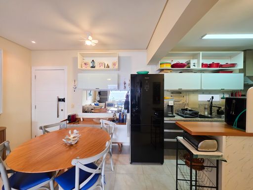 Cozinha americana e jantar

Cozinha planejada com geladeira preta e mesa de jantar.

Uma cozinha americana moderna e funcional integrada à área de jantar. O destaque fica para a geladeira preta de acabamento espelhado, contrastando com os armários planejados aéreos brancos e a bancada de madeira clara estilo balcão. Utensílios de cozinha vermelhos decoram as prateleiras superiores abertas. Ao lado, a mesa de jantar redonda com cadeiras brancas e estofado azul complementa o espaço. Uma porta de entrada branca e a iluminação embutida garantem um visual limpo, organizado e contemporâneo.