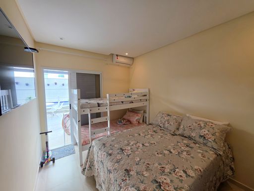 Quarto familiar com beliche e cama

Quarto de hóspedes com cama de casal, beliche e acesso à varanda.

Um quarto familiar otimizado e aconchegante, configurado para acomodar várias pessoas. O ambiente dispõe de uma cama de casal em primeiro plano vestida com colcha floral em tons pastéis e, ao fundo, um beliche de madeira branca com roupas de cama combinando. As paredes pintadas de amarelo claro refletem a excelente iluminação natural que entra pela grande porta de correr de vidro, a qual dá acesso direto à área externa do terraço. Um aparelho de ar-condicionado split garante o conforto térmico do espaço.