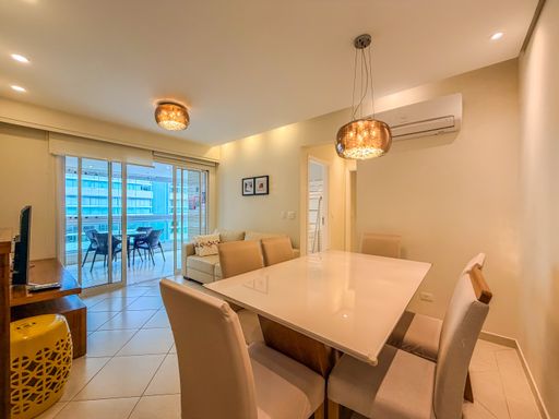 Sala de jantar integrada moderna

Sala de jantar iluminada com mesa quadrada e cadeiras estofadas claras.

Sala de jantar moderna e sofisticada integrada à área de estar, apresentando uma imponente mesa de tampo quadrado em laca brilhante bege claro e cadeiras estofadas em tecido texturizado de tom neutro. O ambiente exibe piso cerâmico claro e polido, teto rebaixado em gesso com sanca e iluminação embutida dicróica direcionável. Destacam-se as luminárias pendentes com acabamento em cobre ou bronze metalizado e design aramado que conferem um toque contemporâneo. Ao fundo, cortinas em tecido fluido emolduram a grande porta de correr de vidro que dá acesso à varanda ensolarada, gerando uma sensação térmica agradável, arejada e de máxima amplitude.