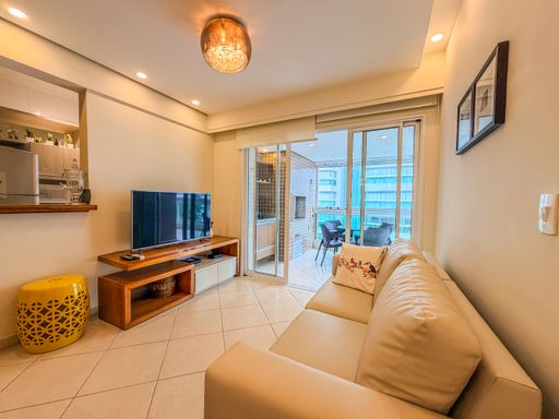 Sala de estar com varanda

Sala de estar com sofá de couro bege claro, painel de TV e varanda integrada.

Sala de estar aconchegante com layout focado no conforto e na integração. Possui um sofá de couro legítimo de tom bege claro decorado com almofadas estampadas. À frente, um rack de madeira com rodízios apoia a televisão de tela plana e decorações, complementado por um garden seat amarelo texturizado ao lado. O teto rebaixado em gesso conta com sanca iluminada e um pendente central esférico em tom cobre. A ampla porta de correr de vidro abre-se para a varanda gourmet, permitindo generosa entrada de luz natural e ventilação, gerando uma sensação térmica fresca e um clima residencial receptivo.