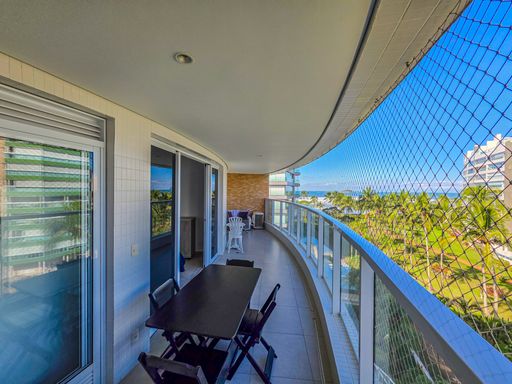 Varanda gourmet com vista mar da Riviera de São Lourenço

Varanda curva com mesa de jantar preta e rede de proteção.

Esta varanda gourmet apresenta um design curvo sofisticado, com piso cerâmico claro e uma rede de proteção instalada para segurança. O ambiente está mobiliado com uma mesa de jantar moderna em tons de preto e cadeiras dobráveis, ideal para refeições ao ar livre com vista para a orla repleta de palmeiras. A iluminação natural é abundante, realçando a transição suave entre o espaço interno e externo, proporcionando uma sensação térmica refrescante e uma estética praiana de luxo.