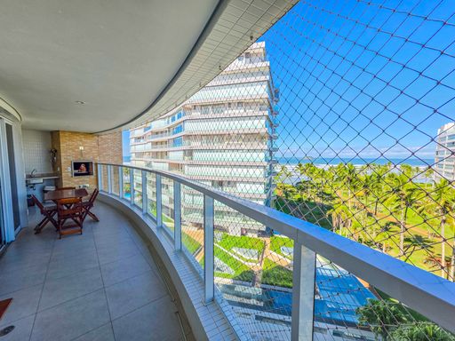 Varanda com vista para o mar.

Sacada ampla com rede de proteção e vista para edifícios e oceano.

Esta varanda espaçosa oferece uma vista privilegiada da orla, emoldurada por uma rede de proteção de malha fina que garante segurança sem obstruir a paisagem. O guarda-corpo combina alumínio e vidro, refletindo a luz solar intensa de um dia claro. Ao fundo, observa-se a arquitetura moderna dos edifícios vizinhos cercados por um gramado verde vibrante e coqueiros. O piso cerâmico em tons neutros e a iluminação natural plena conferem ao ambiente uma estética de lazer e uma sensação térmica refrescante, típica de imóveis litorâneos de alto padrão.