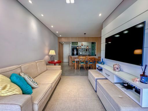 Sala de estar com sofá longo

Sala de estar ampla com sofá bege, painel de TV e mesa de jantar integrada.

Uma visão completa do living integrado em conceito aberto, exibindo o fluxo contínuo entre a sala de estar, o home theater e a sala de jantar. O sofá longo em tecido bege claro oferece assentos confortáveis para toda a família, complementado por pufes retangulares que servem de apoio. O teto rebaixado em gesso com luminárias embutidas pretas e rasgos de LED cria uma cenografia luminosa moderna. Os acabamentos em tons neutros, como o piso cerâmico fosco e as paredes cinzas, transmitem sofisticação, amplitude e equilíbrio térmico.