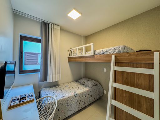 Quarto com Beliche Planejado

Dormitório infantil com beliche de madeira e laca branca.

Quarto funcional otimizado com um beliche de madeira em tom claro e laca branca, equipado com escada metálica de acesso à cama superior e gaveteiros embutidos. O ambiente possui piso cerâmico claro, paredes pintadas em tom neutro e uma grande janela com cortina de tecido fluido branco, que permite o controle da luminosidade. A iluminação do teto é feita por um trilho de spots cromados, proporcionando uma atmosfera jovem e aconchegante.