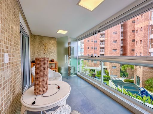 Canto de repouso na varanda

Poltrona de vime branca na varanda ao lado de mesa redonda e aparador ao fundo.

Outro detalhe do charmoso canto de repouso na sacada do apartamento de alto padrão. A disposição das poltronas brancas de fibra natural com almofadas macias cria um layout circular convidativo para conversas íntimas. Ao fundo, um aparador rústico de madeira suporta objetos decorativos sob as paredes pastilhadas claras. A transparência das esquadrias de vidro de correr integra perfeitamente este espaço à suíte ou sala principal, proporcionando uma transição harmônica, estética leve e sensação de bem-estar.