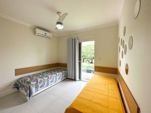 Quarto com acesso à sacada

Quarto de solteiro climatizado com duas camas e cortina cinza para varanda.

Uma perspectiva diferente do mesmo dormitório destaca a integração com a área externa por meio de uma grande porta de correr de vidro, protegida por cortinas de tecido cinza claro. O ambiente é equipado com um aparelho de ar-condicionado split fixado na parede branca, garantindo excelente conforto térmico. O jogo de cores entre as colchas amarela e cinza cria uma atmosfera jovem e descontraída. O piso cerâmico claro e as paredes em tons neutros maximizam a entrada de luz natural durante o dia.Quarto com acesso à sacada

Quarto de solteiro climatizado com duas camas e cortina cinza para varanda.

Uma perspectiva diferente do mesmo dormitório destaca a integração com a área externa por meio de uma grande porta de correr de vidro, protegida por cortinas de tecido cinza claro. O ambiente é equipado com um aparelho de ar-condicionado split fixado na parede branca, garantindo excelente conforto térmico. O jogo de cores entre as colchas amarela e cinza cria uma atmosfera jovem e descontraída. O piso cerâmico claro e as paredes em tons neutros maximizam a entrada de luz natural durante o dia.