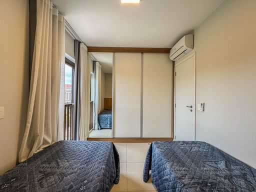 Quarto com Armário Espelhado

Quarto com cama de casal e guarda-roupa de portas espelhadas.

Perspectiva do quarto de casal com foco no grande guarda-roupa planejado, que possui portas de correr com espelhos de corpo inteiro, duplicando visualmente o espaço do ambiente. A cama de casal está posicionada ao lado da mesa de cabeceira suspensa, sob um teto rebaixado em gesso com iluminação embutida acolhedora. Ao fundo, a janela com cortina clara revela a integração visual com a varanda do apartamento, garantindo ventilação ideal e uma atmosfera elegante.