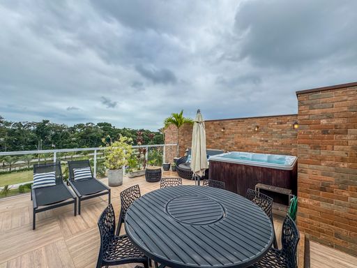 Varanda Gourmet em Ângulo

Conjunto de jantar em varanda gourmet envidraçada com vista urbana.

Vista detalhada da varanda gourmet com fechamento em vidro, evidenciando o conjunto de mesa redonda e cadeiras de design moderno em tom escuro. O piso de porcelanato claro contrasta com a mobília e reflete a forte luminosidade externa. Através dos painéis de vidro, avista-se a arquitetura de prédios residenciais contemporâneos, ressaltando o ambiente fresco, ventilada e com excelente aproveitamento de espaço.