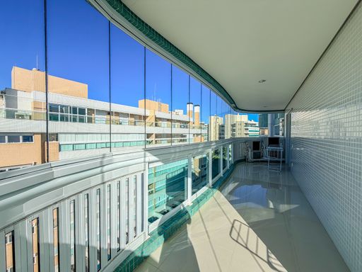 Sacada panorâmica ampla

Vista externa de sacada envidraçada sob céu azul.

Uma perspectiva ampla de sacada que destaca a curvatura do fechamento em vidro e o guarda-corpo metálico. O piso polido reflete a luz solar intensa, enfatizando a amplitude do espaço externo. Ao fundo, observa-se a arquitetura de edifícios vizinhos sob um céu limpo, reforçando a localização urbana do imóvel. A composição de materiais como vidro, metal e cerâmica branca cria um ambiente contemporâneo e sofisticado.