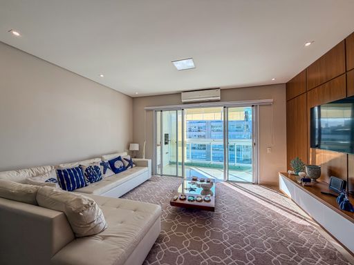 Sala integrada com varanda

Ambiente de estar iluminado com acesso à varanda envidraçada.

A visão central da sala de estar destaca a transição fluida para a varanda através de portas de correr de vidro. O tapete cinza com tramas claras unifica o espaço, enquanto o ar-condicionado instalado acima da porta garante o controle térmico. A disposição dos móveis, incluindo o sofá modular e o rack de madeira, privilegia a circulação e a entrada de luz solar, criando um ambiente estético equilibrado e convidativo.