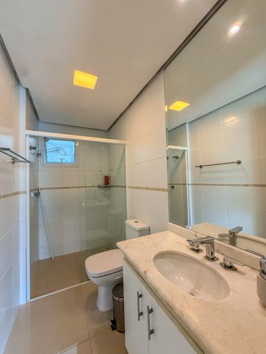 Banheiro social moderno

Banheiro com bancada de mármore e box de vidro transparente.

Um banheiro social clean, apresentando uma bancada em mármore claro com cuba embutida e metais cromados. O espelho generoso acima da pia amplia o espaço, enquanto o box de vidro temperado delimita a área do banho com revestimento cerâmico branco. A iluminação de tom amarelado no teto cria uma atmosfera relaxante. Materiais como pedra e vidro são utilizados para uma estética higiênica e atemporal.