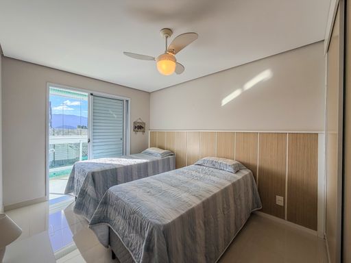 Quarto de solteiro iluminado

Dormitório com duas camas e acesso à sacada por porta de correr.

Este dormitório destaca-se pela luminosidade natural proveniente da porta de vidro que leva à varanda. As camas de solteiro possuem enxoval em tons suaves, harmonizando com a cabeceira de madeira ripada clara. O piso cerâmico reflete a luz, ampliando a sensação de espaço. O ambiente transmite uma estética de frescor litorâneo, ideal para repouso em dias ensolarados.