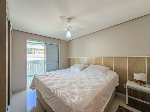 Quarto principal com varanda

Suíte master iluminada com acesso direto à área externa.

A perspectiva destaca a fluidez entre o quarto de casal e a varanda através da porta de correr. O piso claro e as paredes em tons neutros maximizam a claridade natural. O mobiliário planejado e a climatização por ar-condicionado split reforçam o padrão de conforto do imóvel. A estética é moderna e funcional, proporcionando um refúgio privativo arejado e bem distribuído.