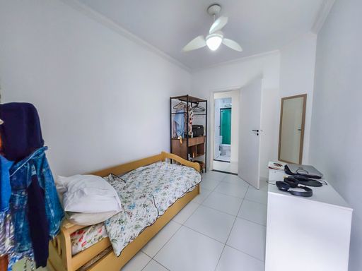 Quarto de solteiro com bicama

Quarto com bicama de madeira de solteiro, armário aramado e porta aberta.

Quarto de solteiro funcional e bem aproveitado, equipado com uma bicama de madeira clara em tom natural, forrada com uma colcha estampada em tons esverdeados e florais. O piso frio cerâmico branco percorre todo o ambiente até a porta de madeira branca que está aberta, revelando o acesso ao corredor interno. Ao fundo, um armário modular em estilo arara com estrutura escura organiza roupas de forma prática e moderna. Um espelho vertical fixado na parede e uma bancada de estudos branca em primeiro plano completam a mobília deste espaço versátil e bem iluminado.