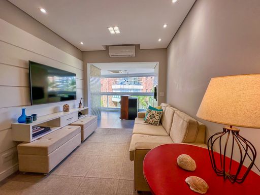 Sala de estar com painel planejado

Sala de estar com sofá bege claro, painel de TV e iluminação de LED.

Uma sofisticada sala de estar idealizada para momentos de descanso e lazer residencial. O cômodo conta com um espaçoso sofá estofado em tecido bege claro texturizado, decorado com almofadas em tons pastéis e azuis. À frente, um amplo painel planejado em gesso ou MDF acomoda uma televisão de tela plana sobre um rack suspenso horizontal com nichos embutidos. O projeto de iluminação destaca-se por fitas de LED embutidas no teto de gesso e spots direcionais que valorizam o papel de parede, transmitindo uma sensação de luxo, conforto térmico e acolhimento.