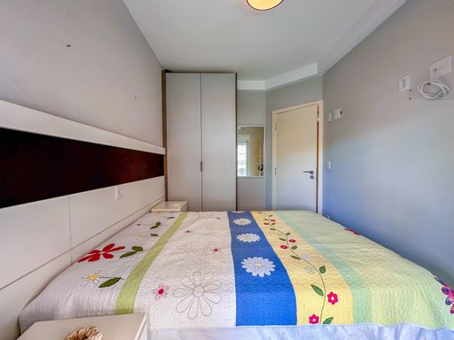 Quarto de hóspedes com armário embutido

Quarto de solteiro com camas, guarda-roupa embutido branco e porta de madeira.

Visão de ângulo aberto do quarto de solteiro que revela o generoso guarda-roupa embutido de portas de correr brancas, ideal para armazenamento de bagagens e vestuário de forma discreta. A porta de entrada do cômodo é feita de madeira maciça de tom natural, adicionando calor à decoração predominantemente clara. O piso cerâmico limpo e as paredes de tom neutro reforçam a estética minimalista, organizada e prática deste dormitório planejado.