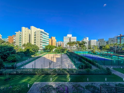 Vista externa da área comum

Vista panorâmica de quadras esportivas e edifícios sob céu azul.

A imagem captura a vista externa a partir do imóvel, revelando quadras de tênis e poliesportivas emolduradas por um projeto paisagístico com gramados e árvores. Ao fundo, erguem-se edifícios residenciais modernos sob um céu azul intenso. A composição destaca a infraestrutura de lazer do condomínio e a incidência solar direta, transmitindo uma sensação de vitalidade e espaço aberto.