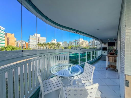 Área de convivência na varanda

Conjunto de mesa e cadeiras em varanda envidraçada com vista urbana.

O ambiente de lazer na varanda é composto por uma mesa circular de vidro acompanhada de cadeiras brancas de design vazado. O espaço é totalmente envidraçado, permitindo uma visão ininterrupta da skyline da cidade. O piso claro reflete a luz solar, mantendo o ambiente iluminado e vibrante. A disposição favorece pequenas refeições ou conversas informais em uma atmosfera termicamente controlada e esteticamente minimalista.