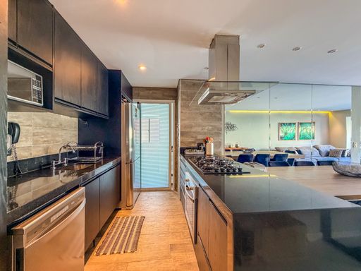 Cozinha planejada estilo corredor

Cozinha moderna com armários pretos, bancada de granito e eletrodomésticos inox.

A cozinha apresenta um design funcional em estilo corredor, com marcenaria planejada em tom preto fosco e bancadas em granito preto absoluto. O piso é cerâmico em tom amadeirado, trazendo calor ao ambiente predominantemente escuro. Eletrodomésticos em aço inox, como a geladeira e o micro-ondas, garantem modernidade. A iluminação é focada sobre as áreas de trabalho, criando um espaço de estética industrial sofisticada e alta eficiência.