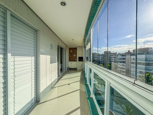Varanda com fechamento em vidro

Varanda estreita e longa com piso claro e envidraçamento total.

Esta varanda gourmet apresenta um design funcional com piso em porcelanato claro e paredes revestidas com pastilhas brancas. O fechamento de sacada em vidro retrátil permite ampla entrada de luz natural, proporcionando uma vista urbana nítida. O espaço conta com uma bancada de granito ao fundo e armários planejados, ideal para momentos de lazer. A estética é limpa e ventilada, transmitindo uma sensação térmica refrescante e moderna.