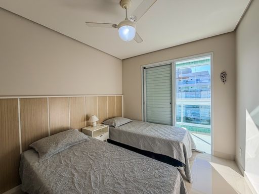 Dormitório com duas camas

Quarto de solteiro com camas paralelas e cabeceira de madeira.

Este quarto de solteiro é composto por duas camas individuais com colchas cinzas, unidas por uma cabeceira de madeira ripada que se estende por toda a parede. Uma mesa de cabeceira branca com abajur centraliza o espaço. A janela com persiana integrada permite o controle total da luminosidade e ventilação. A paleta de cores neutras e o ventilador de teto branco garantem um ambiente estético tranquilo e termicamente agradável para o descanso.
