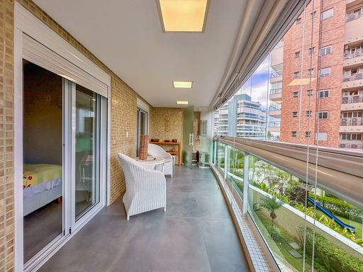 Varanda com poltronas de vime

Varanda com poltronas brancas de fibra sintética, mesa de centro e cortinas de rolo.

Um espaço de relaxamento e leitura configurado de forma clean na extremidade da varanda do imóvel. O ambiente é decorado com duas confortáveis poltronas com estrutura de vime ou fibra sintética pintada de branco e estofamento claro, dispostas ao redor de uma mesinha de centro redonda combinando. Cortinas do tipo rolô brancas estão instaladas sobre os vidros para controlar a luminosidade solar excessiva, oferecendo conforto térmico ideal, suavidade estética e uma atmosfera de pura tranquilidade.