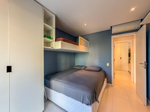 Quarto de solteiro com planejados

Dormitório com cama de solteiro e armários brancos sob medida.

O dormitório apresenta uma disposição prática, com cama de solteiro e marcenaria planejada em branco fosco. Um nicho superior em madeira serve como estante decorativa sobre a cabeceira. A parede em azul traz tranquilidade ao ambiente, que é climatizado por um ar-condicionado split. A iluminação embutida e as cores claras proporcionam uma sensação de organização e conforto térmico, mantendo uma estética contemporânea.
