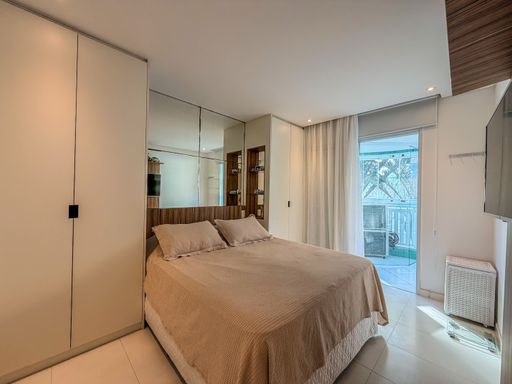 Suíte master com closet espelhado

Quarto de casal com cama queen e portas de armário em espelho.

A suíte master exibe luxo e funcionalidade, com uma cama de casal ampla adornada com enxoval em tons de bege. O destaque é o armário embutido com portas de correr inteiramente em espelho, que amplia o ambiente e reflete a luz natural vinda da varanda. A cabeceira é em madeira ripada clara, harmonizando com os tons neutros das paredes. O ambiente transmite uma sensação de serenidade e sofisticação privada.