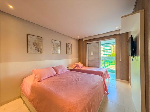 Quarto de hóspedes iluminado

Dormitório com duas camas de solteiro e enxoval rosa.

Este quarto é configurado com duas camas de solteiro paralelas cobertas por colchas em tom rosa pastel com textura de relevo. Três quadros decorativos com molduras brancas adornam a parede principal. O acesso à varanda lateral por porta de vidro garante uma excelente iluminação natural, destacando o piso claro. O ambiente é doce e acolhedor, com uma estética suave e termicamente agradável.
