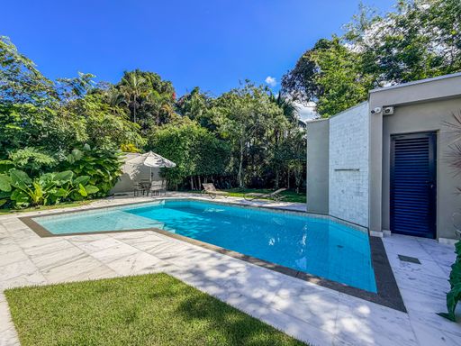 Piscina com área gourmet

Piscina retangular com área gourmet e jardim arborizado.

A área externa apresenta uma piscina retangular com revestimento em pastilhas azuis, rodeada por deck de madeira e jardim arborizado. A área gourmet adjacente conta com churrasqueira e bancada em granito escuro. O ambiente transmite frescor e tranquilidade, ideal para momentos de lazer ao ar livre.