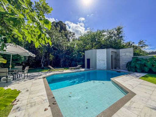 Piscina com jardim

Piscina retangular com deck de madeira e jardim arborizado.

A área externa apresenta uma piscina retangular com revestimento em pastilhas azuis, rodeada por deck de madeira e jardim arborizado. O ambiente transmite frescor e tranquilidade, ideal para momentos de lazer ao ar livre.