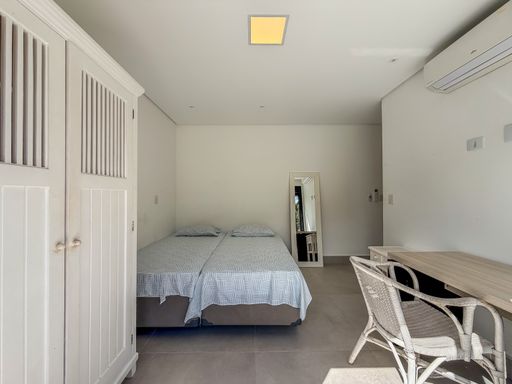 Quarto com camas de solteiro

Quarto de solteiro com duas camas individuais e mobiliário em madeira clara.

O quarto de solteiro exibe um design funcional e moderno, com destaque para as duas camas individuais com colchas claras e travesseiros coordenados. O mobiliário inclui uma cômoda baixa em madeira e metal no canto, uma mesa de cabeceira pequena e um criado-mudo. O piso é em laminado de madeira, e as paredes são brancas. A janela com esquadria escura oferece vista para o exterior e possui persiana integrada. A iluminação é suave, com um ponto de luz central no teto. O ambiente transmite tranquilidade e conforto térmico.