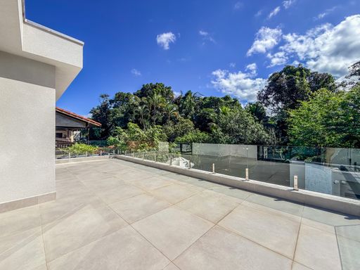 Fachada com varanda

Fachada de casa moderna com varanda e jardim arborizado.

A fachada de casa moderna exibe um design sofisticado, com volumes geométricos e materiais nobres como madeira, vidro e alvenaria branca. A varanda coberta com piso cerâmico oferece vista para o exterior arborizado. O ambiente transmite elegância e conforto.