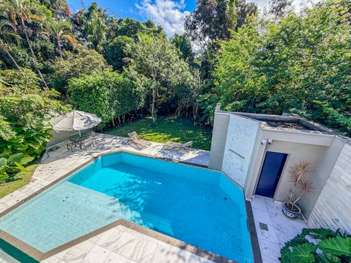 Piscina com área gourmet

Piscina retangular com área gourmet e jardim arborizado.

A área externa apresenta uma piscina retangular com revestimento em pastilhas azuis, rodeada por deck de madeira e jardim arborizado. A área gourmet adjacente conta com churrasqueira e bancada em granito escuro. O ambiente transmite frescor e tranquilidade, ideal para momentos de lazer ao ar livre.