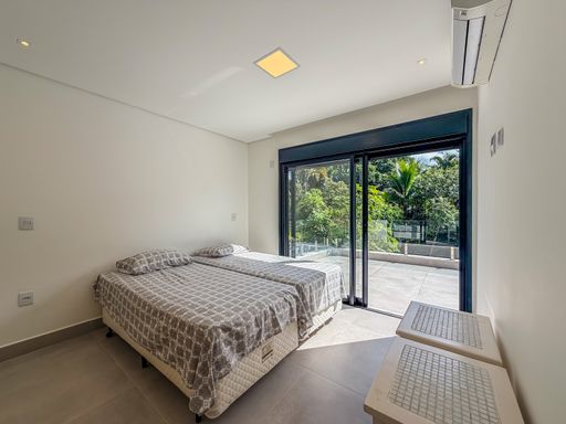 Quarto com camas de solteiro

Quarto de solteiro com duas camas individuais e mobiliário em madeira clara.

O quarto de solteiro exibe um design funcional e moderno, com destaque para as duas camas individuais com colchas claras e travesseiros coordenados. O mobiliário inclui uma cômoda baixa em madeira e metal no canto, uma mesa de cabeceira pequena e um criado-mudo. O piso é em laminado de madeira, e as paredes são brancas. A janela com esquadria escura oferece vista para o exterior e possui persiana integrada. A iluminação é suave, com um ponto de luz central no teto. O ambiente transmite tranquilidade e conforto térmico.