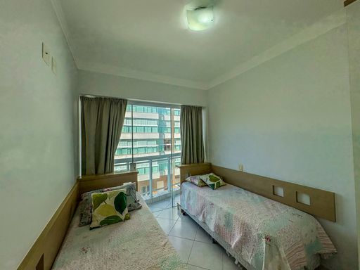 Quarto de solteiro com sacada

Dormitório com duas camas e porta de vidro para varanda privativa.

Este dormitório de solteiro diferencia-se pelo acesso direto a uma sacada, proporcionando excelente ventilação e iluminação natural. As camas dispõem de cabeceiras em madeira clara que se estendem pela parede. O enxoval em tons pastéis com estampas suaves complementa a decoração neutra. O piso cerâmico facilita a manutenção, enquanto o ventilador de teto assegura a circulação de ar. O ambiente é ensolarado e transmite uma estética de relaxamento e conexão com o exterior.